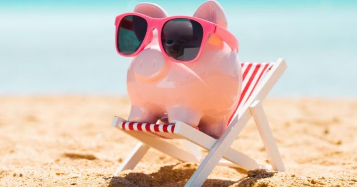 Best Online Banks_picture of piggy bank in sunglasses at beach