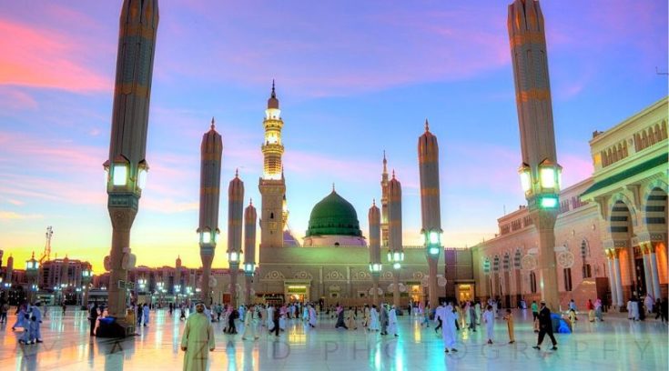 Image of Al-Masjid an-Nabawi at dusk