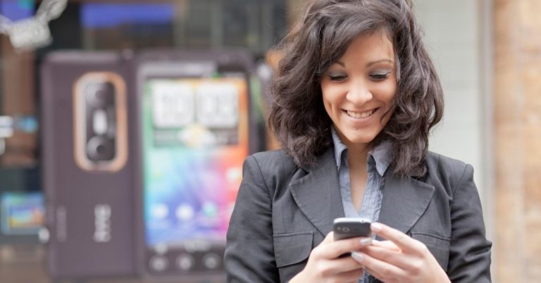 Money Making Apps - picture of brunette woman smiling at phone