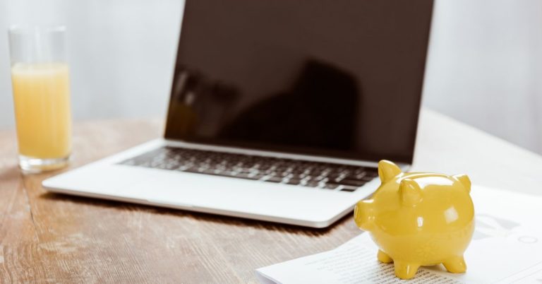 MyPoints Review - picture of yellow piggy bank nexxt to laptop